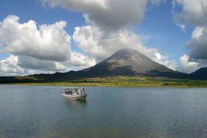 Arenal-und-See-300x200 Naturschauspiele in Zentralamerika: Von Göttervögeln und Lavagiganten