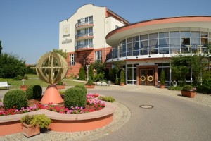Hoteleingang-300x200 Die „Benediktiner Alm“ kommt nach Bad Gögging: „Hüttenabende“ auf dem Gelände des „The Monarch Hotel“ ab 1. Oktober