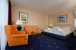 Monarch_Zimmer-300x200 „The Monarch Hotel“ bleibt ein „Vier-Sterne-Superior-Hotel“