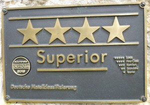 Plakette2016-300x210 „The Monarch Hotel“ bleibt ein „Vier-Sterne-Superior-Hotel“